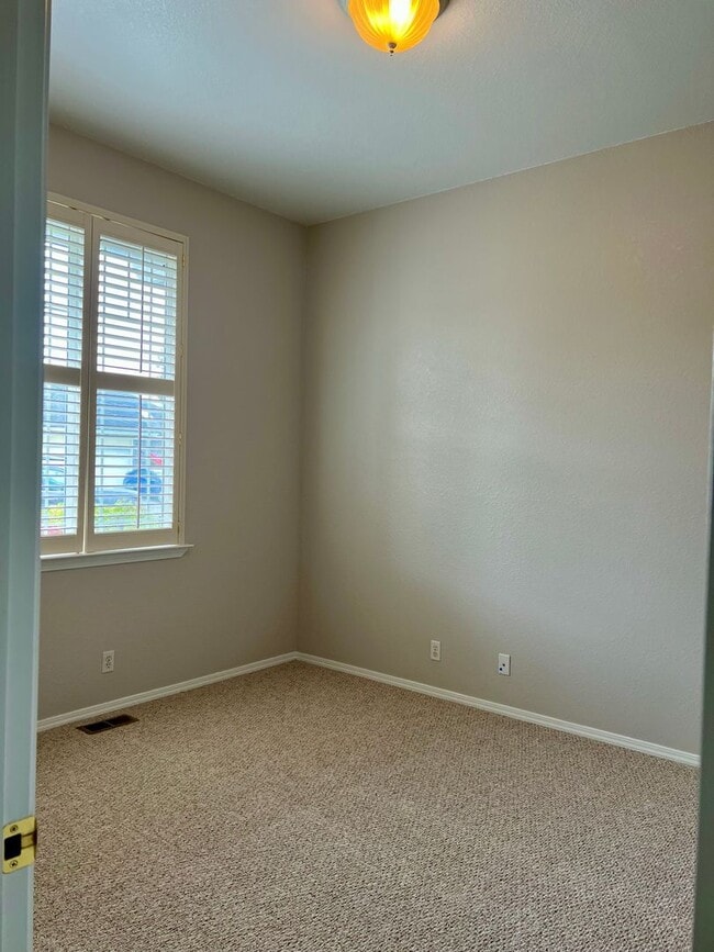 Building Photo - Spacious, Well-Appointed home in a Highly Desirable Location!