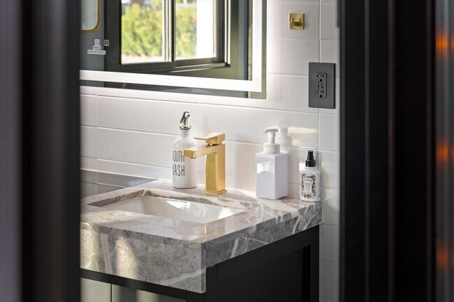 Building Photo - 8543 E Valley Vista Dr