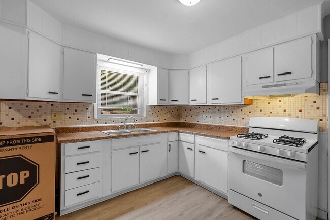Building Photo - Charming Updated 2 Bed, 1 Bath Ranch – A H...