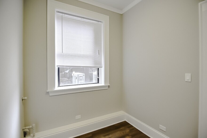 Building Photo - 817 W Lakeside Pl