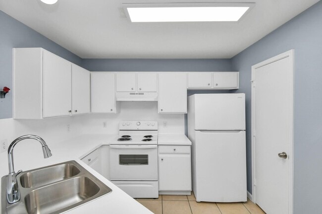 Building Photo - 10403 Shadow Oaks Dr