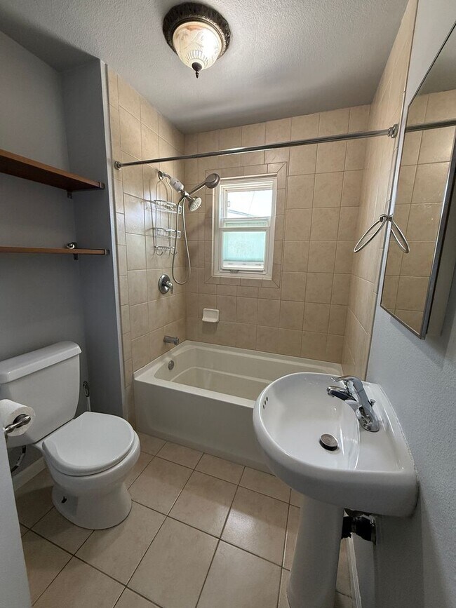 Building Photo - Beautiful 2 bedroom 1 bathroom upstairs ap...
