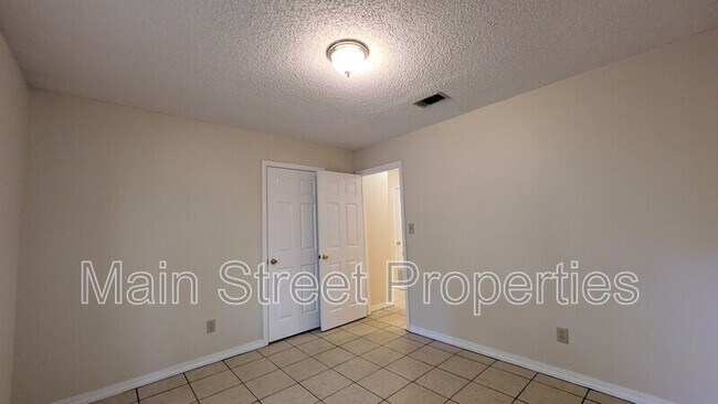 Building Photo - 1485 Pine Ln Dr