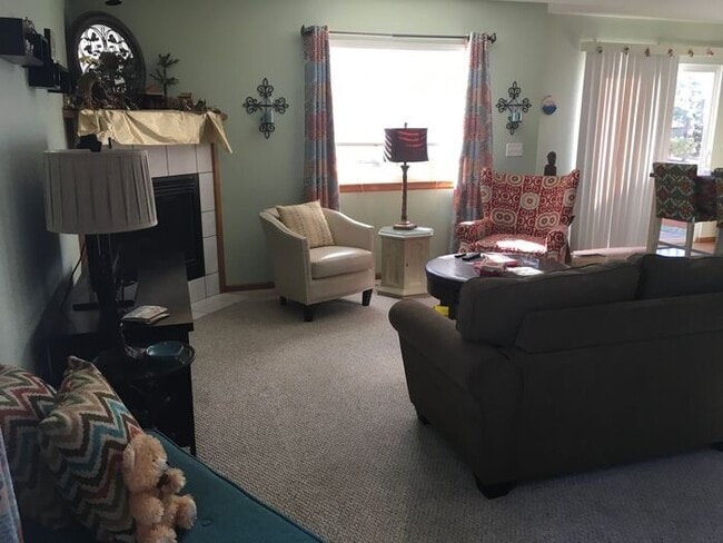 Building Photo - Beautiful 3 bedroom, 2.5 bath Townhome wit...