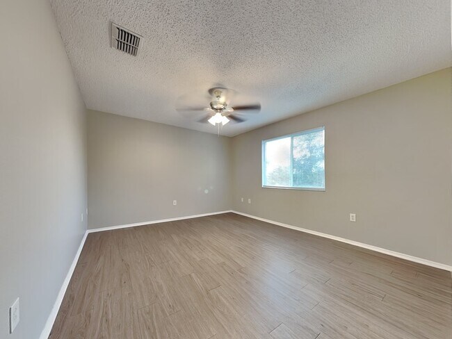 Building Photo - 774 Burlwood St