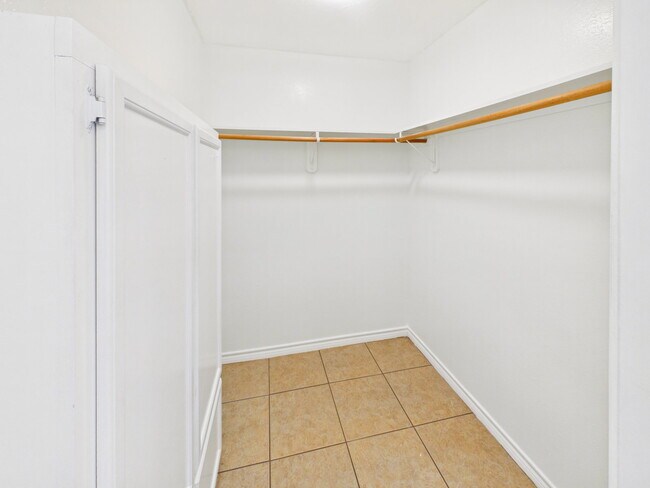Building Photo - 11121 N Dowling Rd
