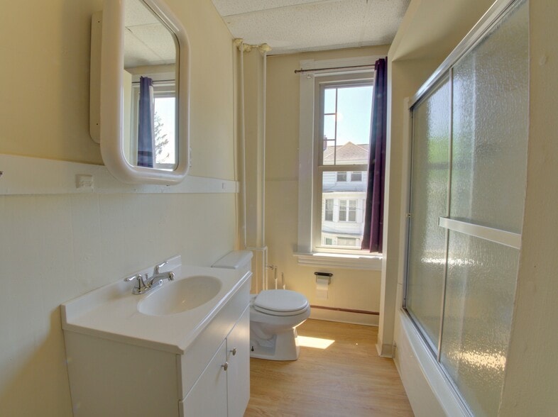 Building Photo - 324 Valley St