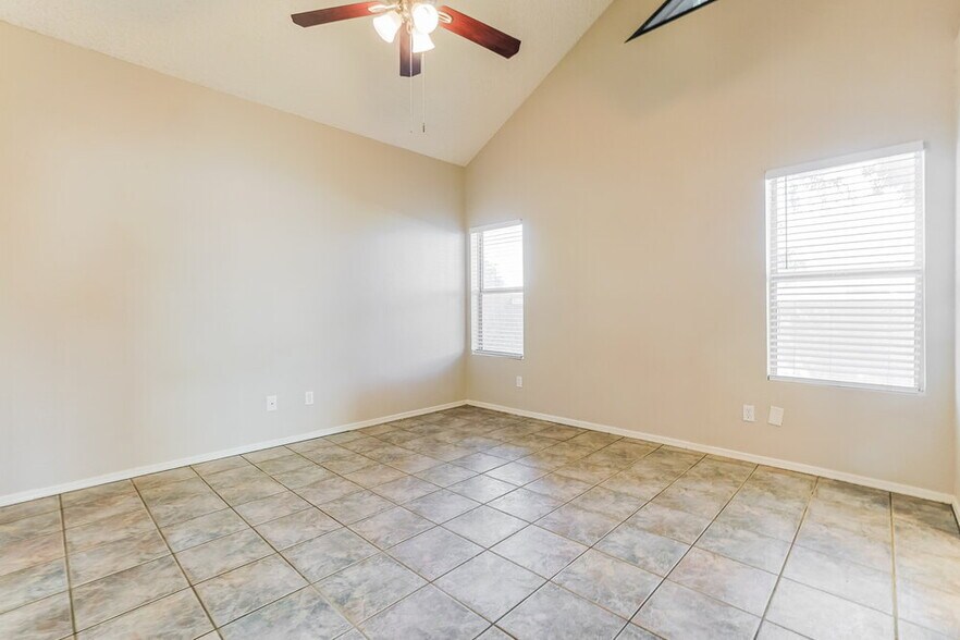 Building Photo - 441 S Maple