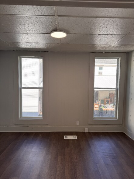 Building Photo - 413 N Detroit St
