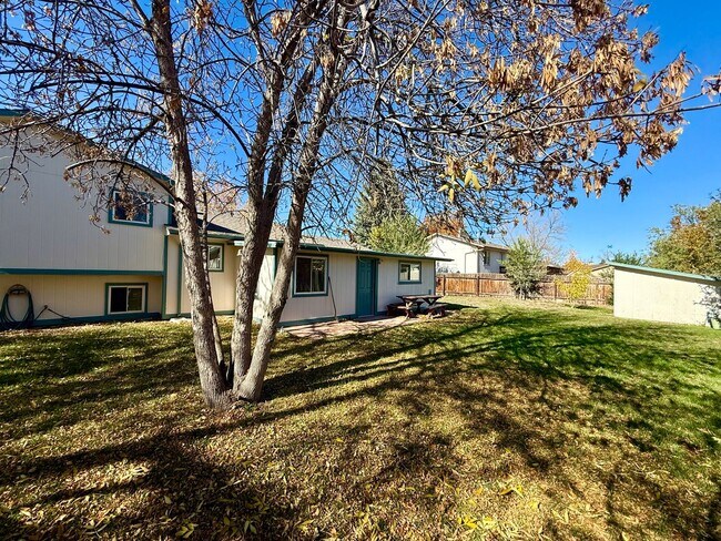 Building Photo - Great 3 bedroom 2 bath Home with Attached ...