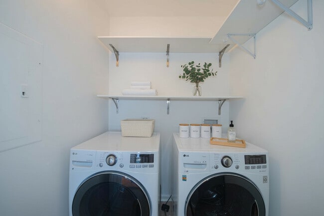 Building Photo - 6560 W Diversey Ave