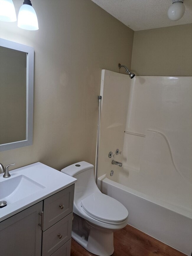 Building Photo - 3 Bed/3 Bath