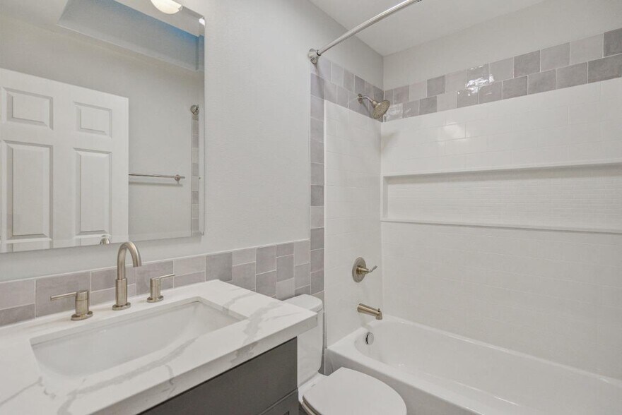 Building Photo - 308 20th Ave S