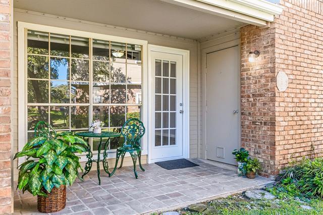 Building Photo - 3550 Country Square Dr