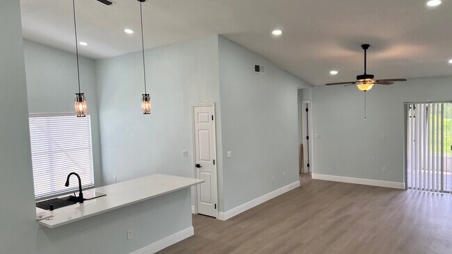 Building Photo - 567 Queensbridge Dr