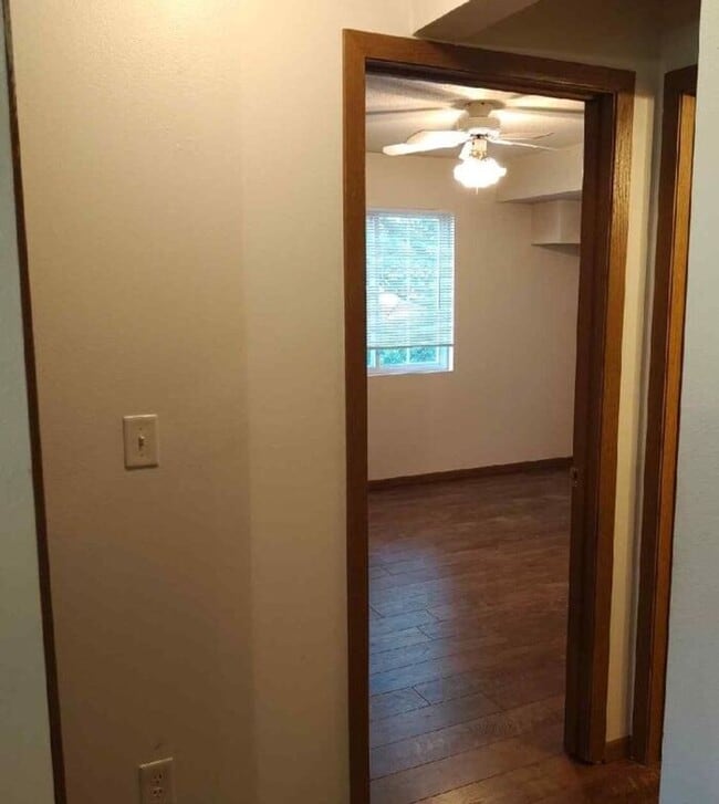 Building Photo - $1,095 | 2 Bedroom, 1 Bathroom 2nd Floor C...