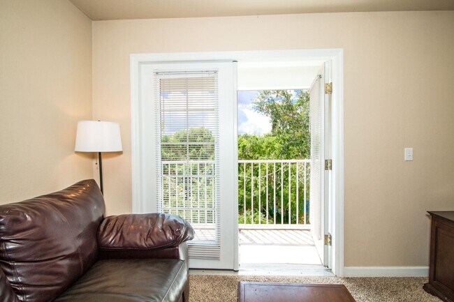 Building Photo - Oxford Terrace II: 4/4 luxury apartment just 3 blocks from UF & 1 block from Sorority Row. Now Re...