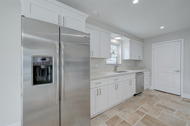 Building Photo - 915 Daria Dr
