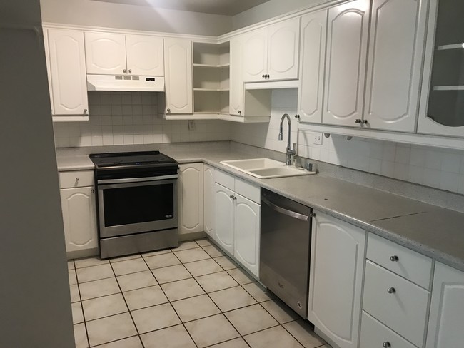 Kitchen - 440 Veteran Ave