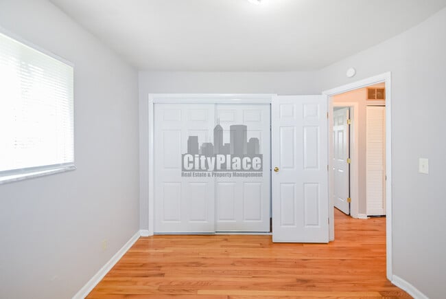 Building Photo - 1213 Taylor Dr E