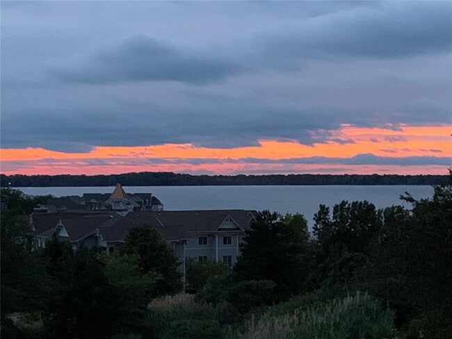 Building Photo - Gorgeous 3 Bedrooms 2 Bath Condo Lake View...