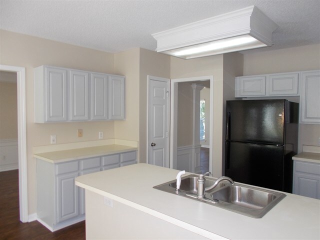 Building Photo - 221 Aylesbury Ln