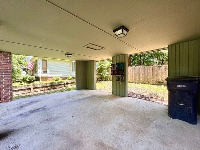 Building Photo - 4 Bedroom/ 2.5 Bathroom Home in Tanglewood...