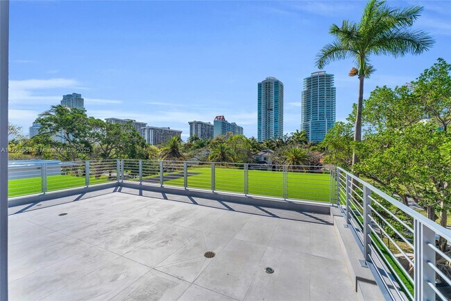 Building Photo - 2110 S Miami Ave