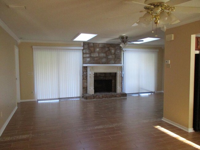 Building Photo - 610 Alhambra Lane