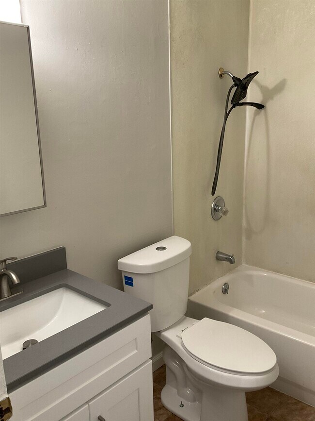 Building Photo - 1108 W 5th St