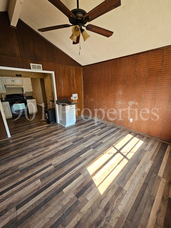 Building Photo - 9018 Moss Point Dr