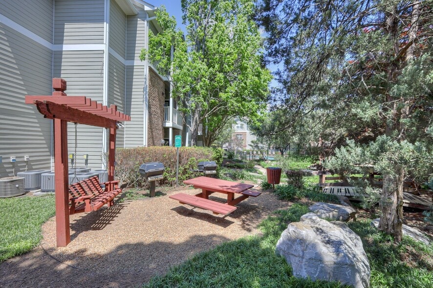 Building Photo - 2025 Woodmont Blvd
