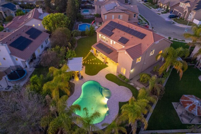 Building Photo - Spacious Home on Oversized Lot with Pool and Solar!