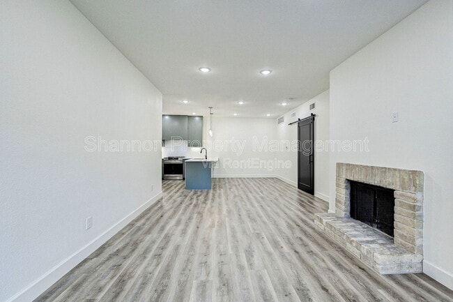 Building Photo - 2100 Tanglewilde St