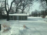 Building Photo - 3 bedroom 1 bath section 8 and market rent