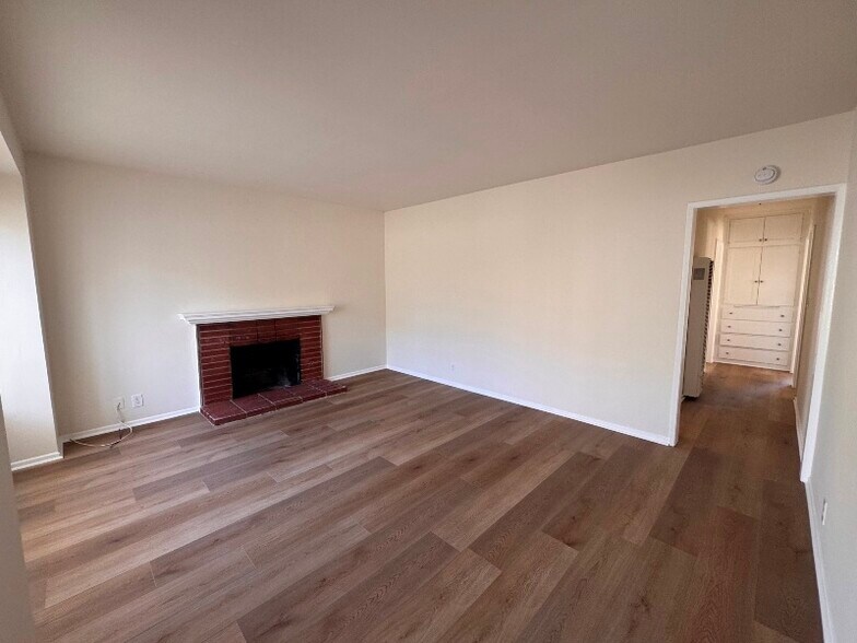 Building Photo - 2412 N Poinsettia Ave