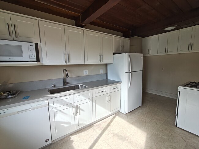 Building Photo - 263 Elmwood Ln