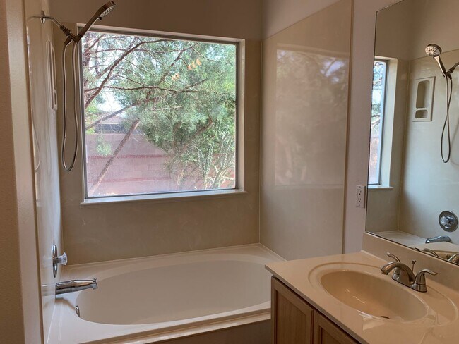 Building Photo - Lovely 3 Bedroom, 2 Bath In The NW!
