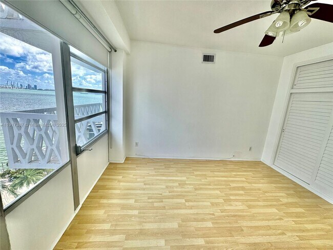 Building Photo - 1430 Brickell Bay Dr