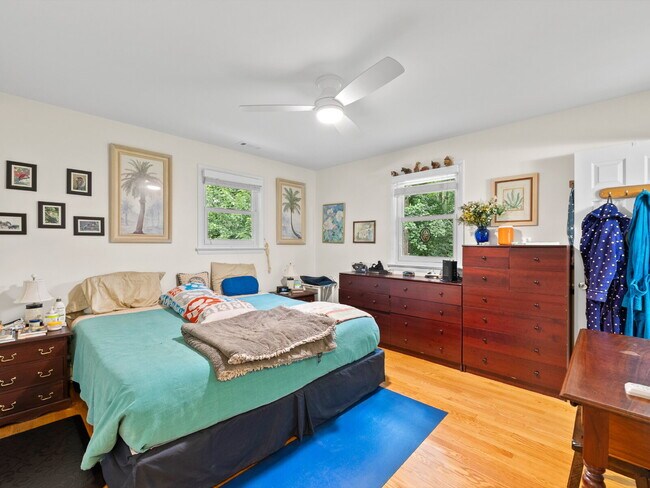 Building Photo - "Stunning 4-Bed Oasis with Granite Eleganc...