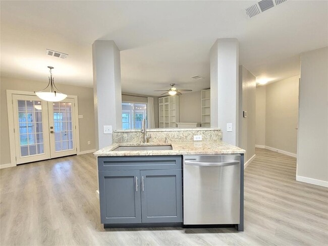 Building Photo - 804 Kavanagh Dr