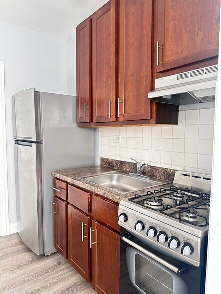 Building Photo - 4756 N Maplewood Ave