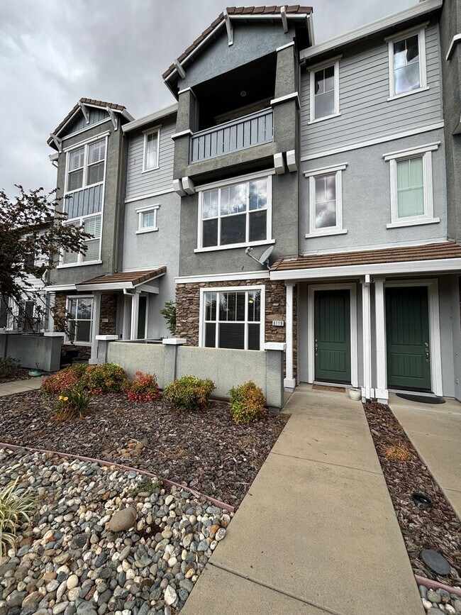 Building Photo - Beautiful Condominum Across From Great Pub...