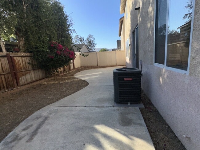 Building Photo - Charming 3 Bed, 3 Bath Home in Corona