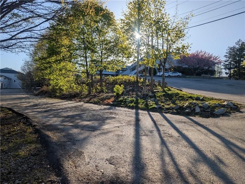 Building Photo - 444 Woodward Rd