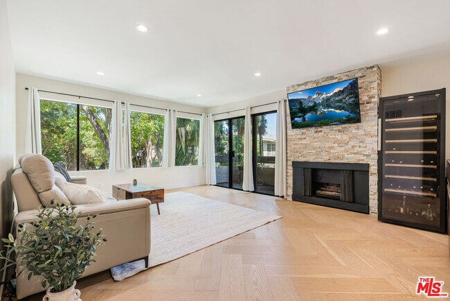Building Photo - 950 N Kings Rd