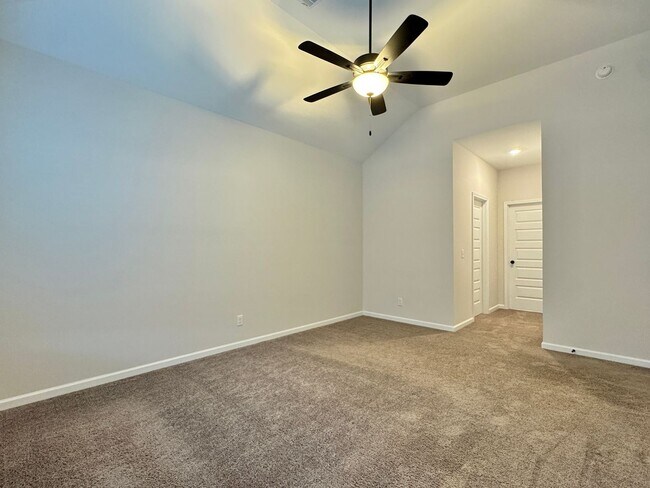 Building Photo - AVAILABLE NOW! (Pet Friendly)