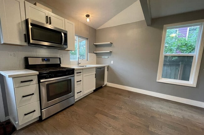 Building Photo - Cute Portsmouth Home with Sunroom, Fenced ...