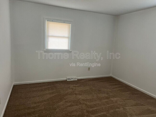 Building Photo - 1121 Brownview Dr