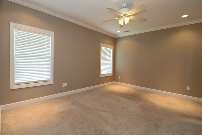 Building Photo - GREAT RENTAL IN FOX HOLLOW SUBDIVISION!